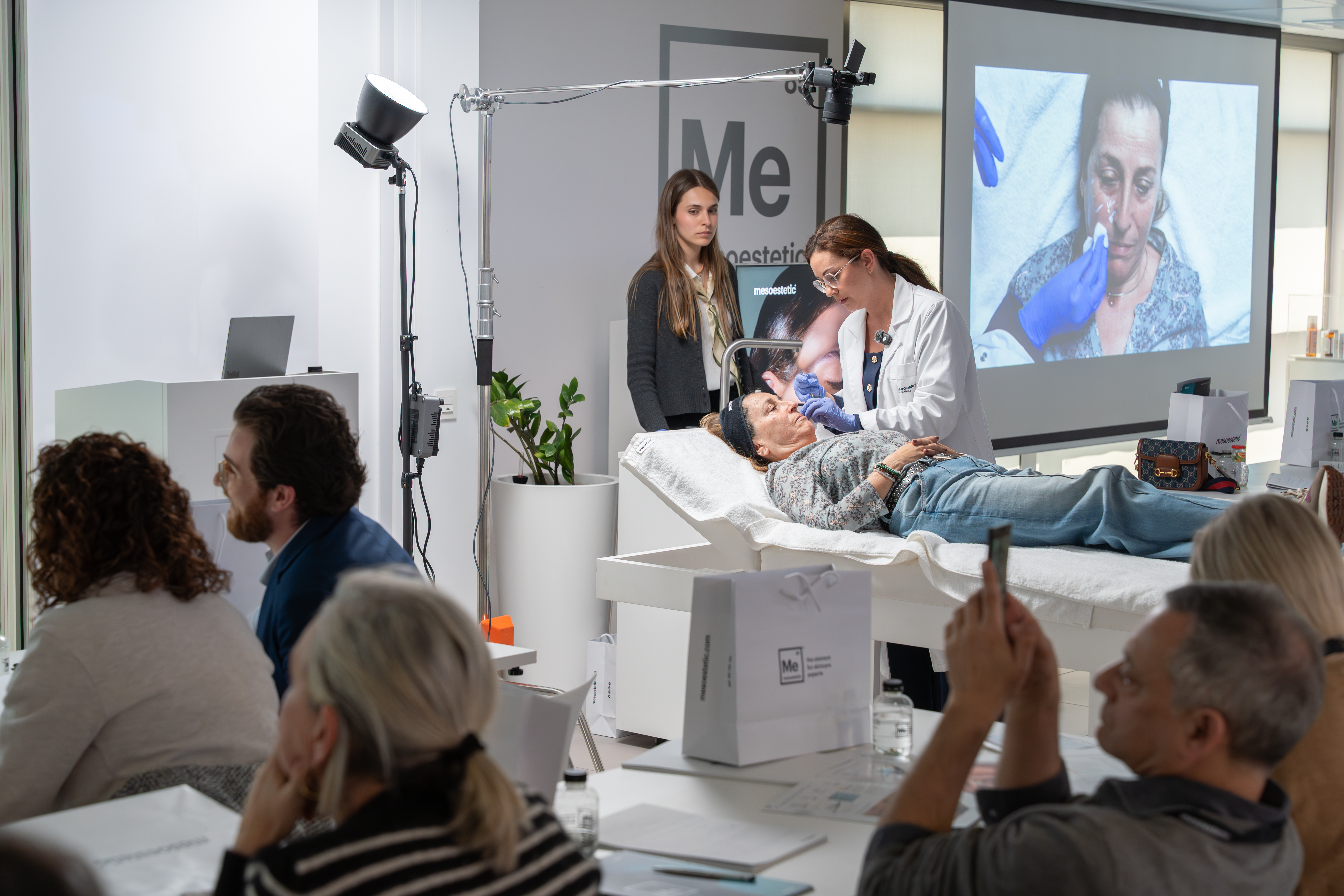 Dra. Judith Ferré realizando un tratamiento estético durante una formación de Mesoestetic. Autoridad clínica en la práctica.